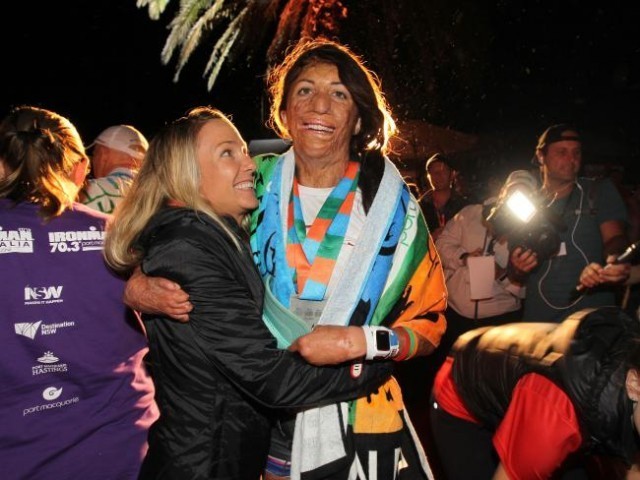 แรงบันดาลใจอย่างยิ่งใหญ่ สาวออสซี่เคยถูกไฟคลอก หวนแข่งไตรกีฬา 226 ก.ม. จนถึงเส้นชัย