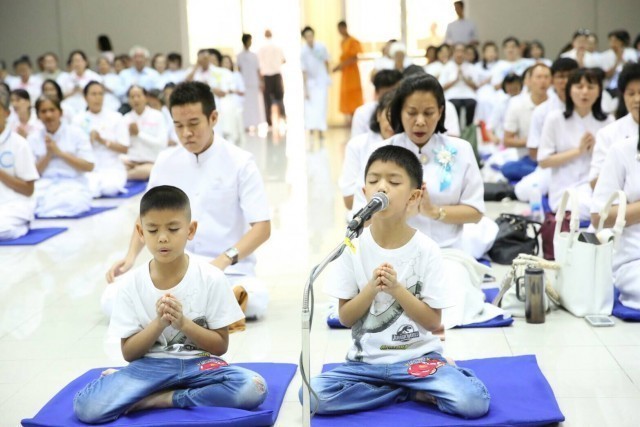 อัศจรรย์! ศิษย์รุ่นจิ๋ว วัดพระธรรมกาย 2 พี่น้องอายุ 6,8 ขวบ นำสวดธัมมจักกัปปวัตตนสูตร ปากเปล่าคล่องปรื๋อ