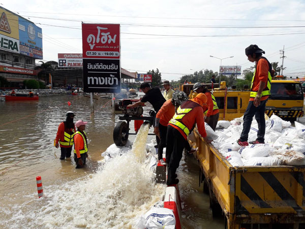 กรมทางหลวง กู้ถนน ในจ.อุบลฯ สำเร็จ การจราจรสามารถผ่านได้