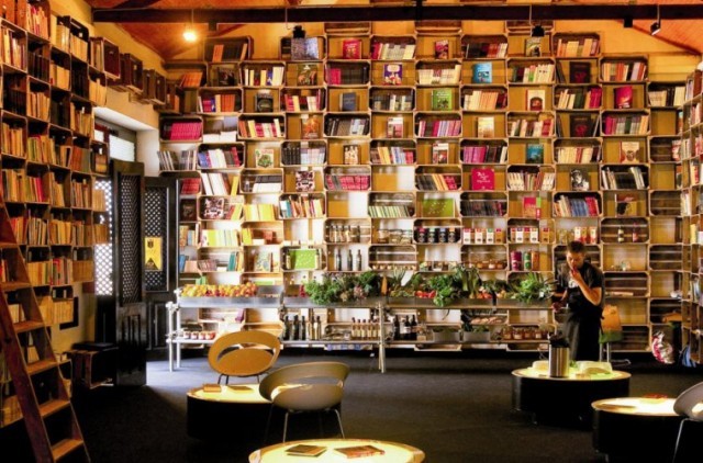 พาไปรู้จัก “โรงแรมวรรณกรรม” ที่ใหญ่ที่สุดในโลก มีหนังสือกว่า 65,000 เล่ม