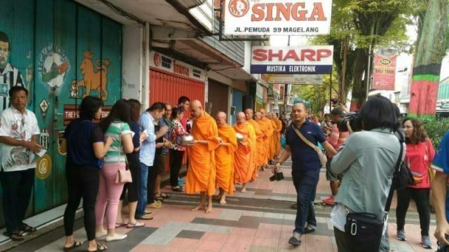 เทศกาลเฉลิมฉลอง "วิสาขบูชา" ใกล้       "มหาเจดีย์บุโรพุทโธ"ประเทศอินโดนีเซีย