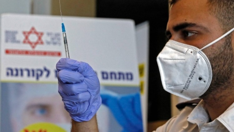 อิสราเอลเตรียมฉีดวัคซีนไฟเซอร์เข็มที่สามให้ผู้สูงอายุ
