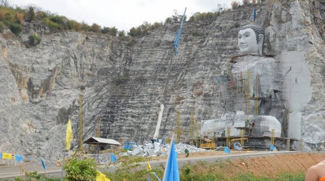 เปิดพระพักตร์พระใหญ่ ที่หน้าผามังกรบินอู่ทอง
