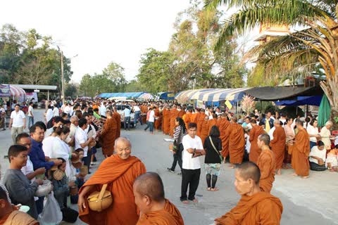 ผบ.มทบ.28 ร่วมกับ จ.เลย ร่วมงานบุญประจำปี 2562 ตักบาตรพระภิกษุสงฆ์จำนวน 300 รูป