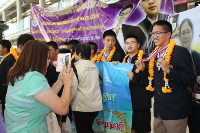 นักเรียนไทยแข่งคณิตศาสตร์โอลิมปิกที่สาธารณรัฐฟิลิปปินส์ กวาด 53 เหรียญ กลับถึงไทยแล้ว !!
