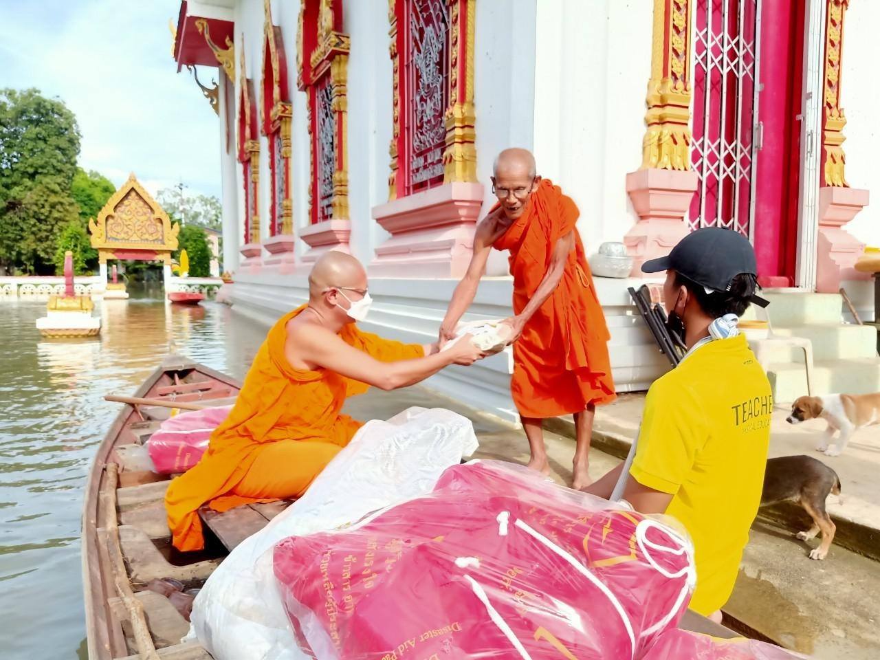 วัดพระธรรมกาย มูลนิธิธรรมกาย และกัลยาณมิตรทั่วโลก ช่วยผู้ประสบภัยน้ำท่วม 16 จังหวัด