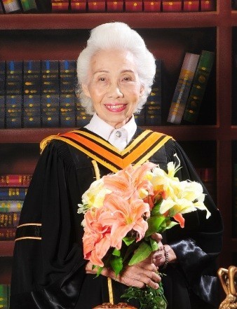 ชื่นชม! คุณยายต้นแบบ เรียนจบปริญญาตรี วัย 84 ปี เป็นนักศึกษาที่อายุมากที่สุดในมหาวิทยาลัย