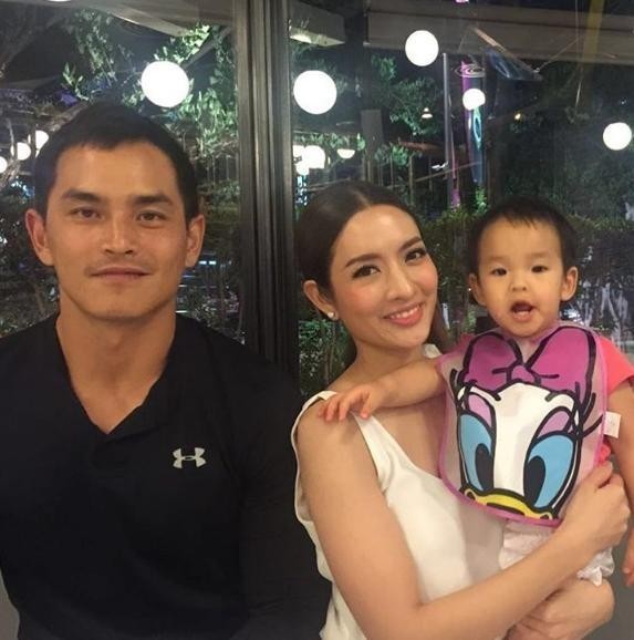 คุณพ่อ สงกรานต์ นึกสนุกจัดภาพตอนเด็กของ แอฟ ทักษอร และ ลูกสาวน้องปีใหม่