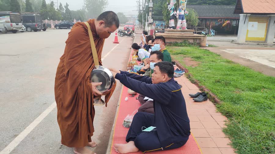 พุทธศาสนิกชนชาวด่านซ้าย ร่วมกันตักบาตร ตาม "กิจกรรมตักบาตรทุกวันพุธ"