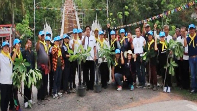 ประชาชนกว่า 1,000 คน ร่วมปลูกต้นไม้รอบเขาภูสิงห์