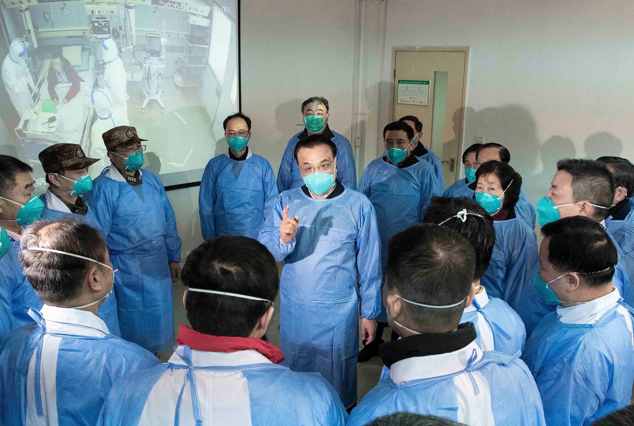 นายกฯจีน ลุยเมืองอู่ฮั่น ให้กำลังใจ ทีมแพทย์-คนงานสร้าง รพ.'หั่วเสินซาน'