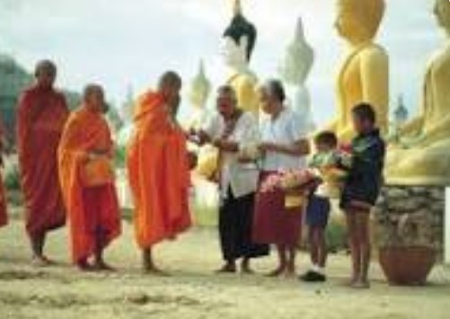 ￼ทำไมต้องทำบุญกับพระสงฆ์ในพระพุทธศาสนา เพราะความต่างของ"เนื้อนาบุญ"