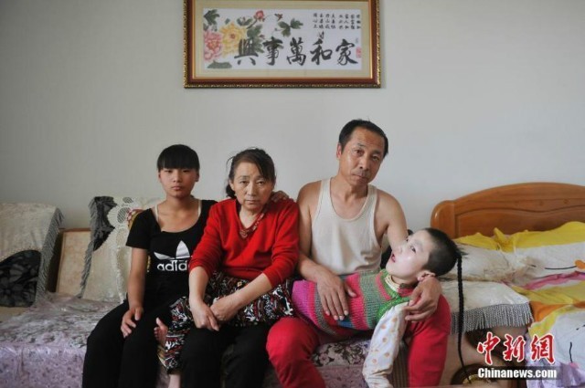 สุดซึ้ง!! พ่อแม่จีนเลี้ยงลูกสาวสมองพิการ ด้วยการเคี้ยวป้อนอาหารตลอด 15ปี