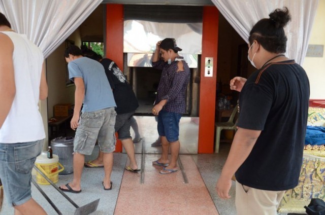 กลุ่มสัปเหร่อซิ่ง รวมวัยรุ่นเมืองสุพรรณทำหน้าที่สัปเหร่อจิตอาสา