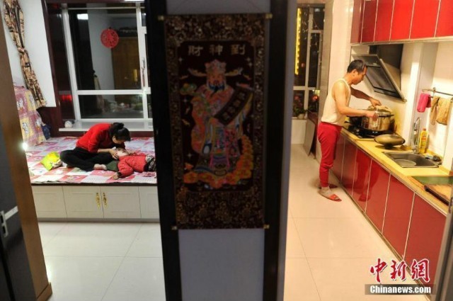สุดซึ้ง!! พ่อแม่จีนเลี้ยงลูกสาวสมองพิการ ด้วยการเคี้ยวป้อนอาหารตลอด 15ปี