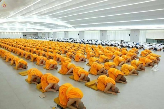 พระภิกษุวัดพระธรรมกาย ทำสามีจิกรรม (ทำวัตรพระเถระ) ต่อหลวงพ่อทัตตชีโว เนื่องในฤดูเข้าพรรษา