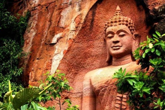 นักท่องเที่ยวนมัสการพระพุทธรูปแกะสลักผาแดง