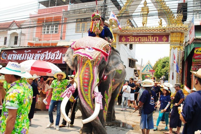 อลังการ!!! สุโขทัย...ประเพณีแห่ช้างบวชนาคไทยพวน