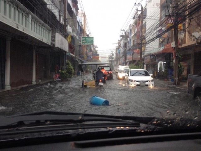 ฝนตกหนัก หลายพื้นที่ในกทม.น้ำท่วมขัง