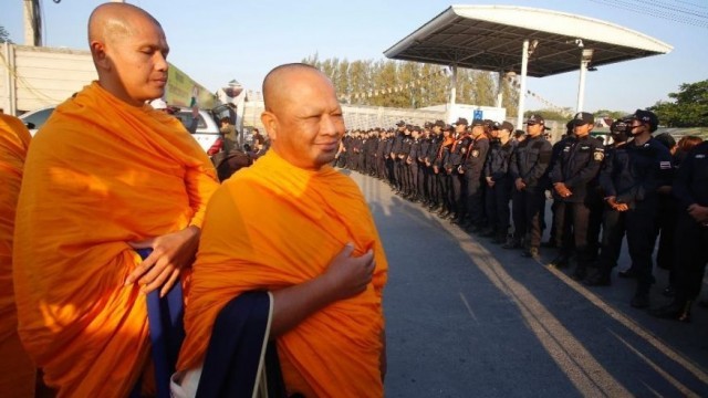 สื่อสหรัฐเผยแพร่ข่าววัดพระธรรมกาย Thai police begin raid on Buddhist sect's temple