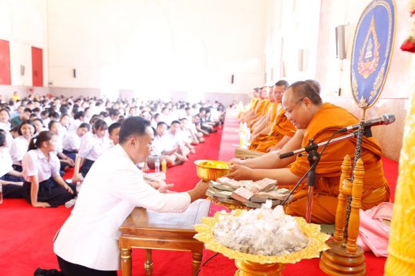 "ชาวขอนแก่น"ร่วมสืบสานประเพณีแห่เทียนพรรษา" ถวายเป็นพระราชกุศล แด่ ร.10