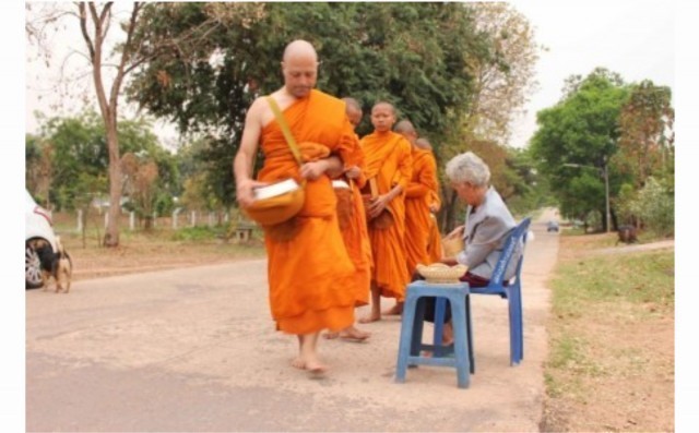 ครูสอนภาษาชาวอังกฤษเลื่อมใสพุทธศาสนาออกบวชศึกษาธรรมะหวังเป็นชาวพุทธที่ดีต่อไป