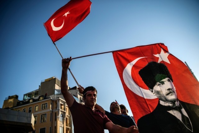 ชาวตุรกีชุมนุมใหญ่ต่อต้านการรัฐประหาร