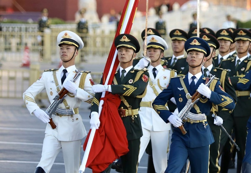 ฉลองวันชาติ! ชาวจีนร่วมพิธีเชิญธงชาติขึ้นสู่ยอดเสา ณ จัตุรัสเทียนอันเหมิน