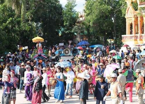 ชาวกาฬสินธุ์ สืบสานประเพณีขอฝน ร่วมกันงานประเพณีบุญบั้งไฟ ประจำปี 2560