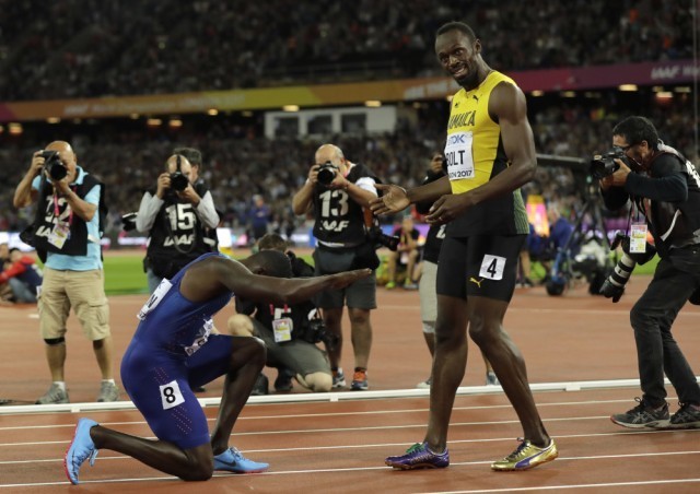 ผู้ชนะคุกเข่าให้กับผู้แพ้…ความประทับใจก่อนการวิ่งครั้งสุดท้ายของ Usain Bolt