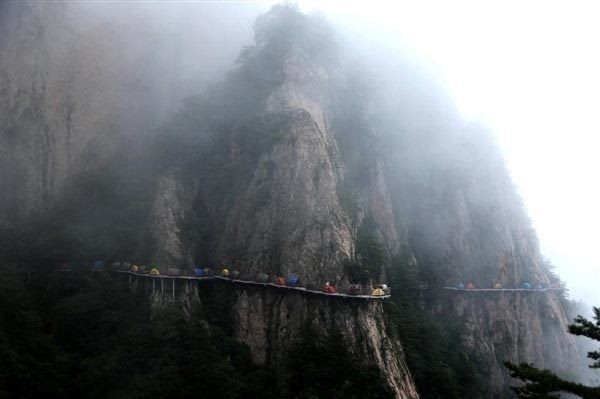 Unseen China  นักท่องเที่ยวตั้งเต็นท์นอนบนทางแคบริมผา สวยระทึกไปอีกแบบ