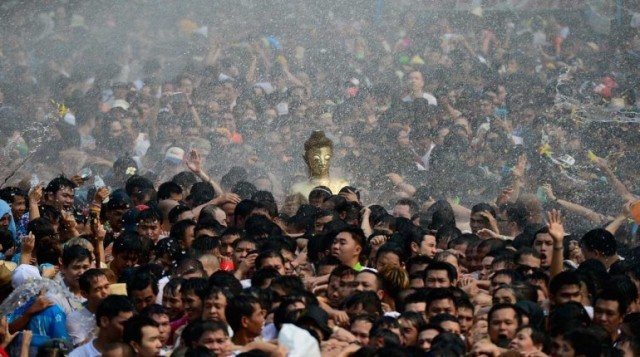 สงกรานต์ หนองคาย คลื่นมหาชนแห่ 'หลวงพ่อพระใส' พระพุทธรูปคู่บ้านคู่เมือง
