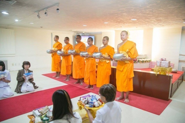 คณะสงฆ์และชาวพุทธต่างประเทศร่วมบำเพ็ญกุศลและปล่อยปลา ณ BURK LAKE Park
